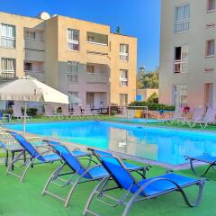 Daphne Hotel Apartments бассейн фото 3