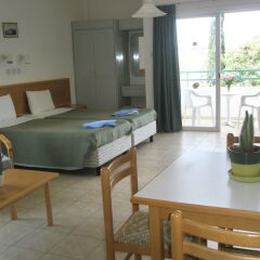 DebbieXenia Hotel Apartments комната для гостей фото 11