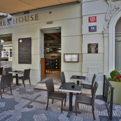 James Hotel & Apartments интерьер отеля
