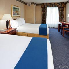 Holiday Inn Express Hotel & Suites Reading комната для гостей фото 3