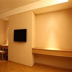 Отель Ji Hotel Shanghai Hongqiao Hub Jiuting Китай, Шанхай - отзывы, цены и фото номеров - забронировать отель Ji Hotel Shanghai Hongqiao Hub Jiuting онлайн удобства в номере фото 2