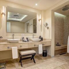 Отель CHIC by Royalton All Inclusive Resort – Adults Only ванная фото 2
