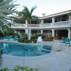 Отель Casa de Las Flores 3 Bedrooms 3 Bathrooms Villa бассейн