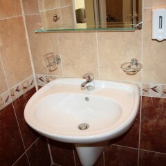 Отель Iris Beach Hotel - Half Board Болгария, Свети Влас - отзывы, цены и фото номеров - забронировать отель Iris Beach Hotel - Half Board онлайн ванная