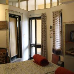 Отель Jaipur Inn сейф в номере