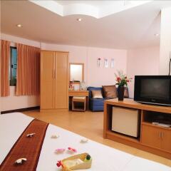 Bed by Tha-Pra Hotel and Apartment удобства в номере