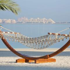 Отель DoubleTree by Hilton Dubai Jumeirah Beach пляж
