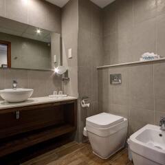 Отель Golden Tulip Vivaldi Hotel Мальта, Сан Джулианс - 2 отзыва об отеле, цены и фото номеров - забронировать отель Golden Tulip Vivaldi Hotel онлайн ванная фото 2