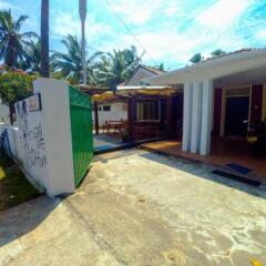Отель Surfing Beach Guest House Хиккадува парковка