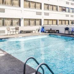 Отель Comfort Inn Downtown Charleston бассейн