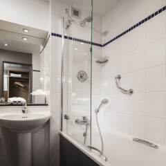 Отель Park Inn by Radisson London Heathrow ванная