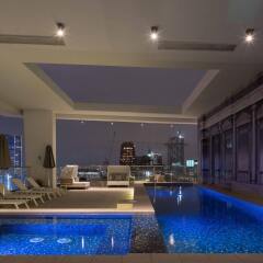 Отель Level Furnished Living бассейн