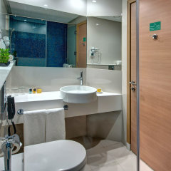 Al Khoory Inn in Dubai, United Arab Emirates from 97$, photos, reviews - zenhotels.com bathroom photo 2