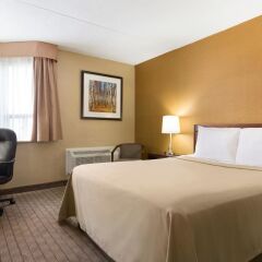 Отель Travelodge by Wyndham Toronto East комната для гостей фото 3