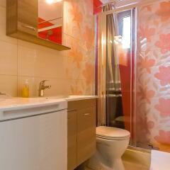 Отель Stylish 2 Bedroom Apartment Spectacular Sea View Греция, Вари-Вула-Вулиагмени - отзывы, цены и фото номеров - забронировать отель Stylish 2 Bedroom Apartment Spectacular Sea View онлайн ванная фото 2