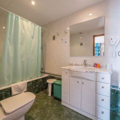 Отель Checkin Garbí ванная фото 4