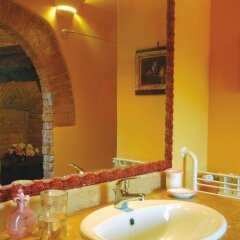 Отель La Locanda del Castello Сан-Джованни-д'Ассо ванная фото 2