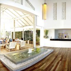 Отель Ramada by Wyndham Phuket Southsea интерьер отеля