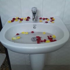 Отель Golden House Hotel Мьянма, Хехо - отзывы, цены и фото номеров - забронировать отель Golden House Hotel онлайн ванная фото 2