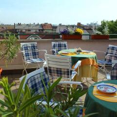 Отель Boulevard City Guesthouse and Pension бассейн
