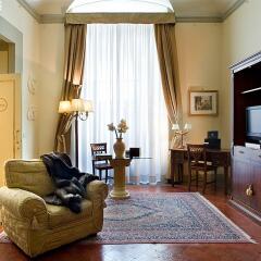Отель All-Suites Palazzo Magnani Feroni Италия, Флоренция - 1 отзыв об отеле, цены и фото номеров - забронировать отель All-Suites Palazzo Magnani Feroni онлайн комната для гостей фото 4