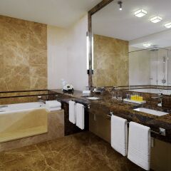 Гостиница Новосибирск Марриотт Отель в Новосибирске 4 отзыва об отеле, цены и фото номеров - забронировать гостиницу Новосибирск Марриотт Отель онлайн ванная