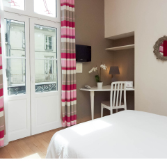 Qualys Le Londres Hotel Et Appartments Сомюр в номере