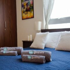 Отель HiGuests Vacation Homes - The Residences Дубай в номере