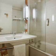 Отель ibis Nice Palais des Congrès Франция, Ницца - 1 отзыв об отеле, цены и фото номеров - забронировать отель ibis Nice Palais des Congrès онлайн ванная