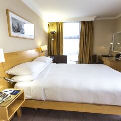Отель Hilton London Kensington сейф в номере