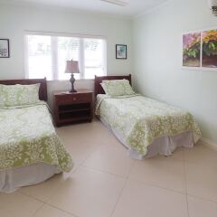 Отель Je Suis Content, Silver Sands 3BR комната для гостей