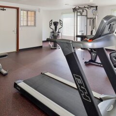 Отель Best Western Plus Raffles Inn & Suites фитнесс-зал фото 4
