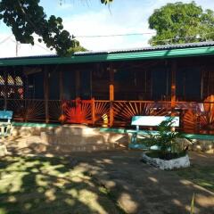 Отель Little Bay Cabins гостиничный бар