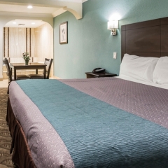 Отель Rodeway Inn & Suites LAX сейф в номере