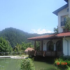 Отель Family Hotel Smolena Болгария, Чепеларе - отзывы, цены и фото номеров - забронировать отель Family Hotel Smolena онлайн приотельная территория фото 2