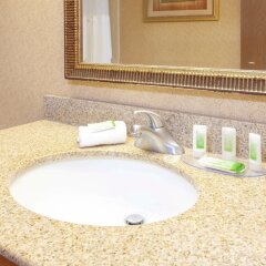 Отель AmericInn by Wyndham Bloomington Minneapolis США, Блумингтон - отзывы, цены и фото номеров - забронировать отель AmericInn by Wyndham Bloomington Minneapolis онлайн ванная фото 2