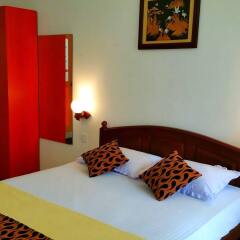 Отель Holiday Fashion Inn сейф в номере