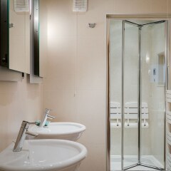Отель Luxury 5-bedroom Villa With Parking and AC Великобритания, Лондон - отзывы, цены и фото номеров - забронировать отель Luxury 5-bedroom Villa With Parking and AC онлайн ванная фото 2