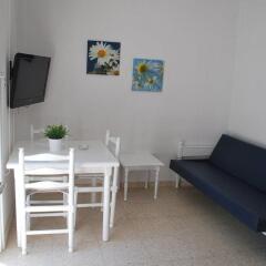 Апартаменты Flisvos Beach Apartments комната для гостей фото 4