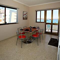 Отель Reno's Restaurant & Guesthouse в номере