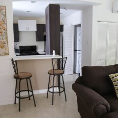 Отель Secure New Kingston Condo Ямайка, Кингстон - отзывы, цены и фото номеров - забронировать отель Secure New Kingston Condo онлайн комната для гостей фото 2