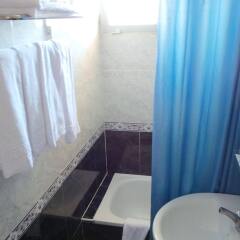 Hotel Los Jazmines ванная