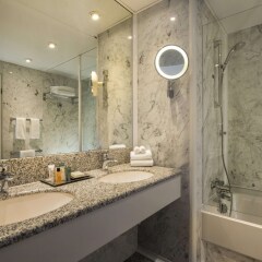 Отель Hilton Dresden Германия, Дрезден - 3 отзыва об отеле, цены и фото номеров - забронировать отель Hilton Dresden онлайн ванная