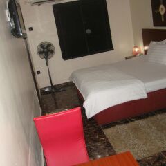 Отель Charlies Place And Suite комната для гостей
