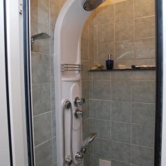 Отель Sun Rose Apartments Черногория, Свети-Стефан - отзывы, цены и фото номеров - забронировать отель Sun Rose Apartments онлайн ванная фото 2