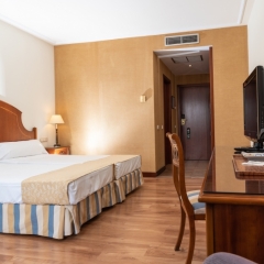 Hotel Termes Montbrio сейф в номере