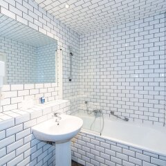 Отель Azimut Flathotel Aparthotel Бельгия, Брюссель - отзывы, цены и фото номеров - забронировать отель Azimut Flathotel Aparthotel онлайн ванная фото 2