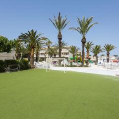 Отель SunConnect Los Delfines Hotel Испания, Кала-эн-Форкат - отзывы, цены и фото номеров - забронировать отель SunConnect Los Delfines Hotel онлайн спортивное сооружение