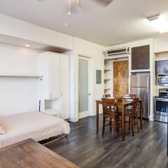 Отель LOFTS at First National комната для гостей фото 2