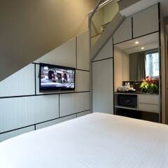 V Hotel Bencoolen сейф в номере